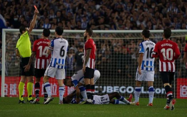 Iñigo Martínez ve la tarjeta roja en el derbi ante la Real Iñigo Martínez ve la tarjeta roja en el derbi ante la Real