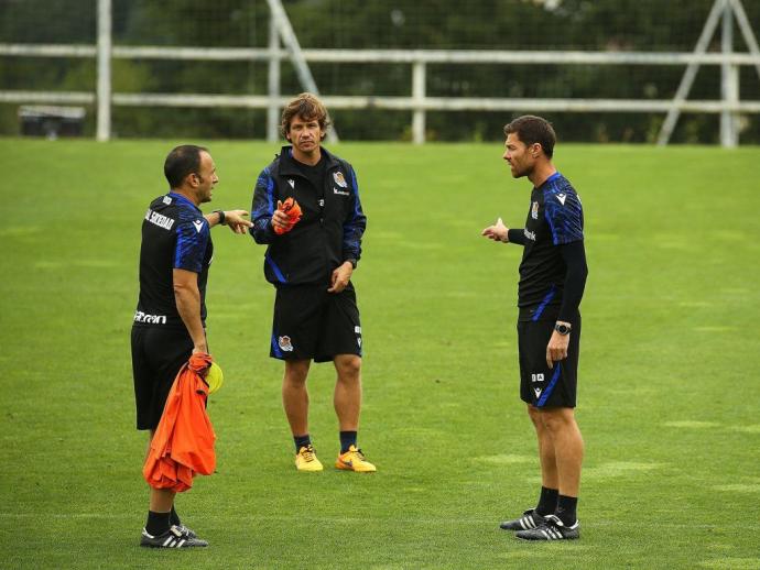 Xabi Alonso conversa con sus colaboradores durante el entrenamiento del Sanse.