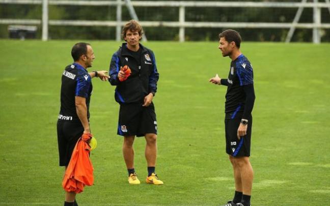 Xabi Alonso conversa con sus colaboradores durante el entrenamiento del Sanse.