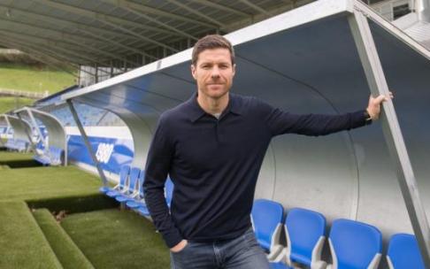 Xabi Alonso, en el banquillo del campo José Luis Orbegozo.