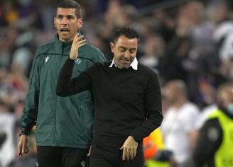 El entrenador del FC Barcelona, Xavi Hernández (d), tras un gol anulado a su equipo durante el partido de vuelta de los Cuartos de final de la Liga Europa