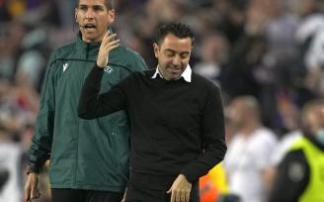 El entrenador del FC Barcelona, Xavi Hernández (d), tras un gol anulado a su equipo durante el partido de vuelta de los Cuartos de final de la Liga Europa