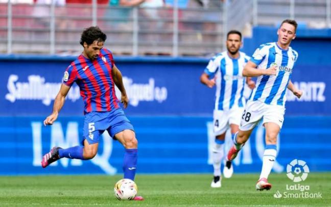 Xabi Etxeita en un partido con el Eibar.