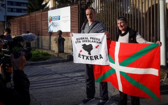 Xabier Atristain posa junto a una allegada a su salida de prisión.