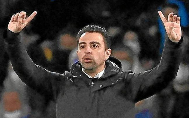 Xavi Hernández dirige al Barcelona durante el último partido, frente al Nápoles. Foto: Afp