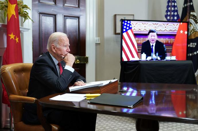 Xi y Biden conversan de forma telemática en una imagen de archivo.