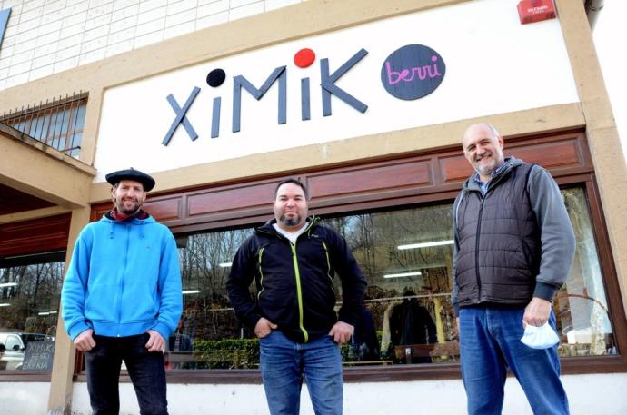 Los responsables de Ximiko Berri Mikel Ortega, Javier Gutiérrez e Isidro Herguedas, a las puertas de la tienda ubicada en Irurita.