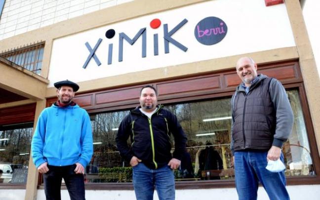 Los responsables de Ximiko Berri Mikel Ortega, Javier Gutiérrez e Isidro Herguedas, a las puertas de la tienda ubicada en Irurita.