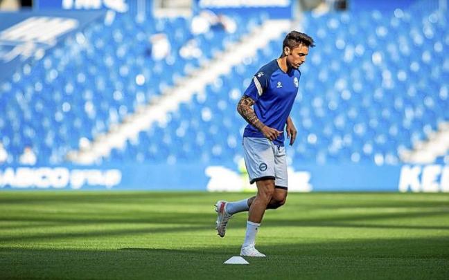 Ximo Navarro realiza el calentamiento previo al derbi de pretemporada entre la Real Sociedad y el Deportivo Alavés en Anoeta. Foto: Alavés.