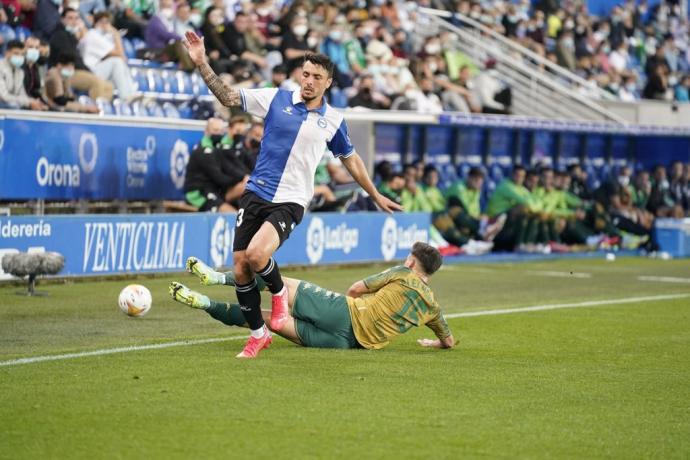 Ximo Navarro trata de eludir el marcaje de un jugador del Betis, durante el duelo disputado en Mendizorroza