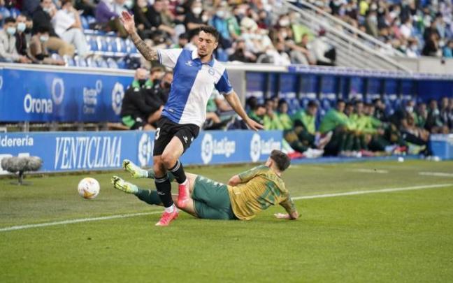 Ximo Navarro trata de eludir el marcaje de un jugador del Betis, durante el duelo disputado en Mendizorroza Ximo Navarro trata de eludir el marcaje de un jugador del Betis, durante el duelo disputado en Mendizorroza