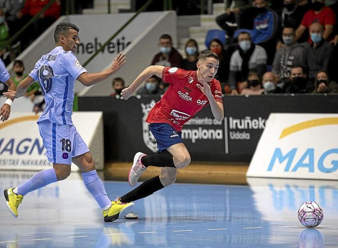 Josu Mendive lucha por el balón perseguido por Marcenio. El internacional, que ya jugó en Zaragoza, debutó ayer en casa en la máxima categoría.