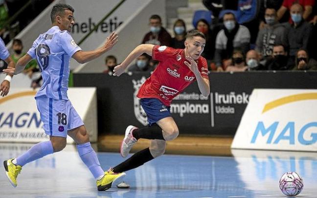 Josu Mendive lucha por el balón perseguido por Marcenio. El internacional, que ya jugó en Zaragoza, debutó ayer en casa en la máxima categoría.