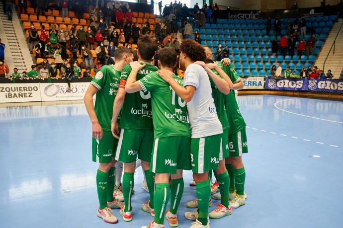 Los jugadores del Xota, tras un partido en Anaitasuna.