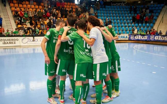 Los jugadores del Xota, tras un partido en Anaitasuna.