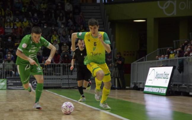 Carlos Larráyoz, de Osasuna Magna, persigue a Antonio este sábado en el Olivo Arena.