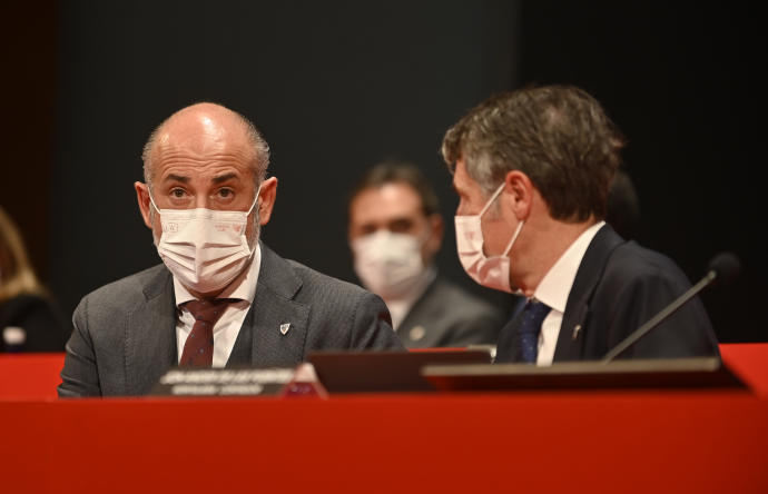 Aitor Elizegi y Jon Ander de las Fuentes, en una Asamblea del Athletic