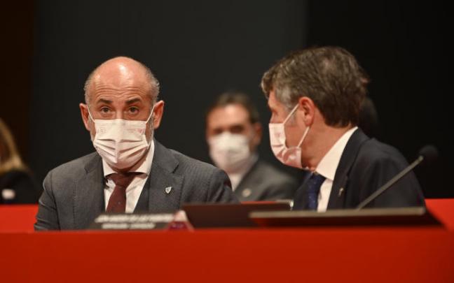 Aitor Elizegi y Jon Ander de las Fuentes, en una Asamblea del Athletic