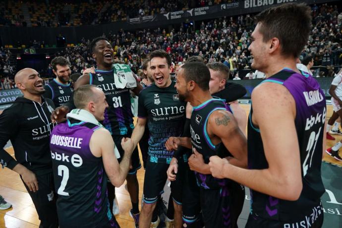 Los jugadores del Surne Bilbao Basket celebran una victoria en Miribilla.