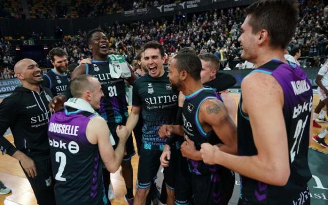 Los jugadores del Surne Bilbao Basket celebran una victoria en Miribilla. Los jugadores del Surne Bilbao Basket celebran una victoria en Miribilla.
