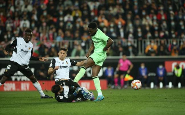 Iñaki Williams pugna por el balón en la vuelta de la semifinal de Copa en Mestalla.