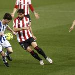 Raúl García pugna por un balón con Elustondo en el último derbi disputado en Anoeta