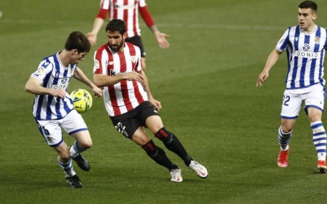 Raúl García pugna por un balón con Elustondo en el último derbi disputado en Anoeta Raúl García pugna por un balón con Elustondo en el último derbi disputado en Anoeta