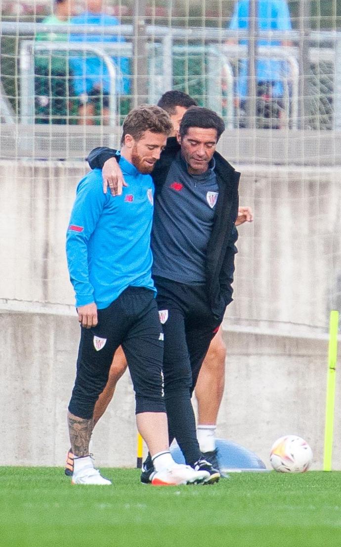 Muniain y Marcelino hablan en un entrenamiento.