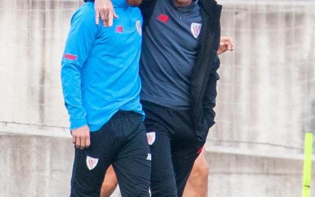 Muniain y Marcelino hablan en un entrenamiento.