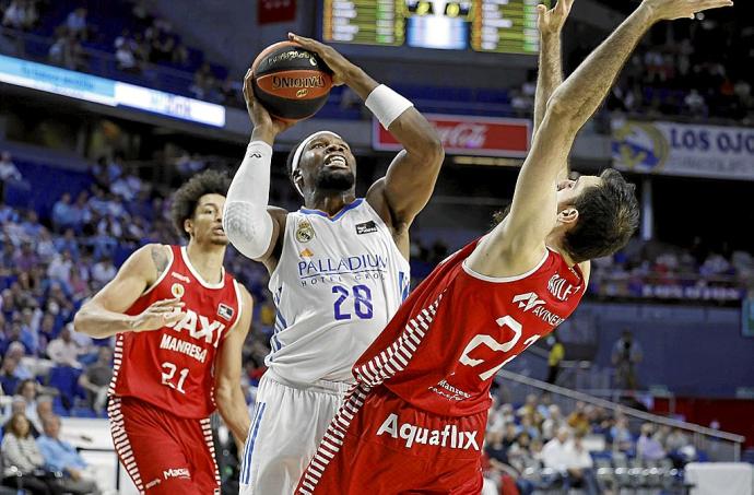 Yabusele percute sobre Vaulet durante el cruce de cuartos de final contra el Baxi Manresa. Foto: ACB Photo/P. Castillo