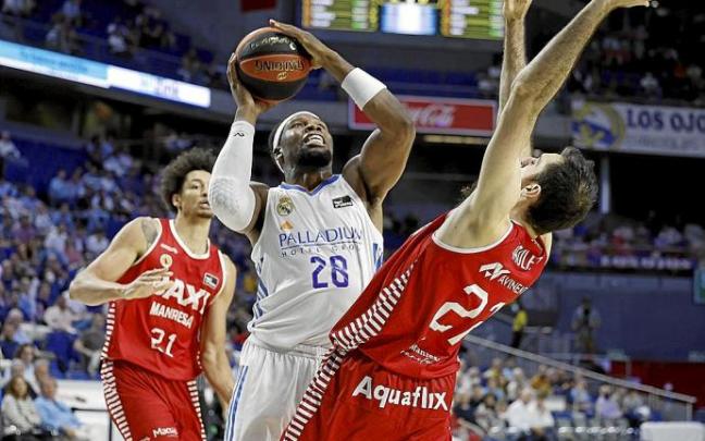 Yabusele percute sobre Vaulet durante el cruce de cuartos de final contra el Baxi Manresa. Foto: ACB Photo/P. Castillo