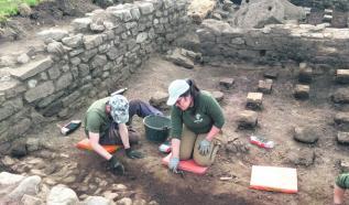 Dos de los 15 voluntarios de Aranzadi, excavando. Dos de los 15 voluntarios de Aranzadi, excavando.