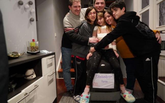 Yana, una niña ucraniana de 9 años, con su familia de acogida en Sopelana.
