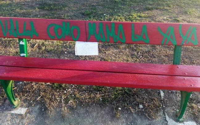 El banco de la Rochapea con la pintada y la ingeniosa y anónima respuesta. El banco de la Rochapea con la pintada y la ingeniosa y anónima respuesta.