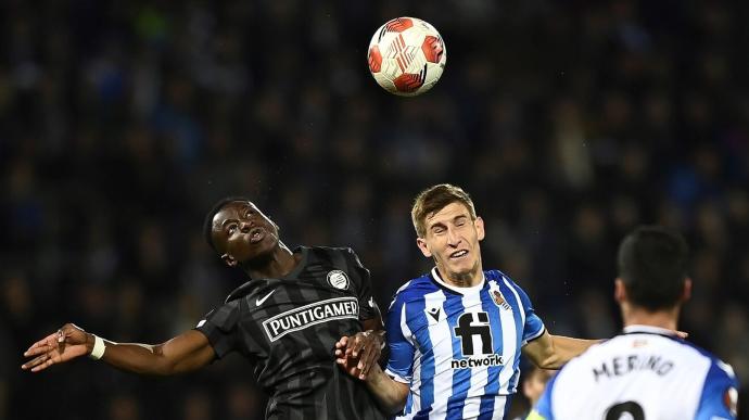 Yeboah, con Aihen durante el partido de hace dos semanas en Graz.