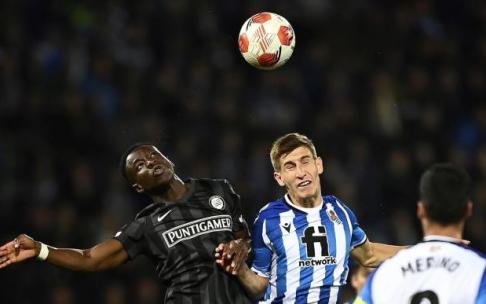 Yeboah, con Aihen durante el partido de hace dos semanas en Graz.