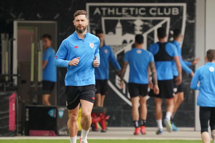 Yeray Álvarez se ejercita en una sesión de entrenamiento.