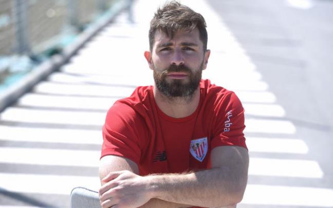 Yeray Álvarez posa en las instalaciones de Lezama.