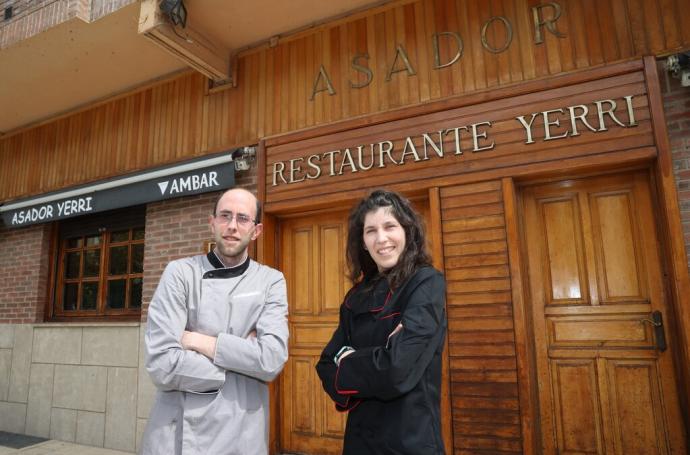 Gorka Echarri y Kasandra Macías, a las puertas del asador Yerri que abren este domingo en Arre.