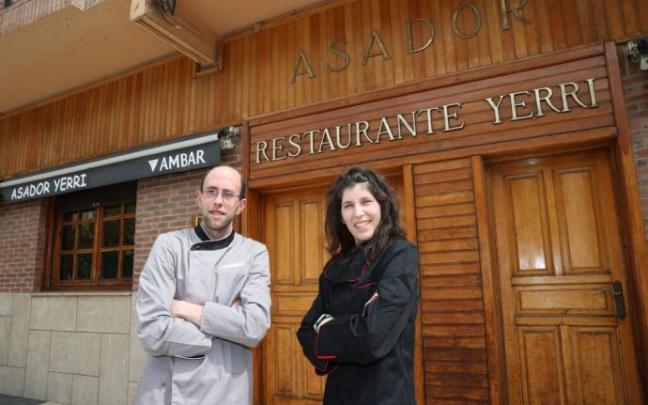 Gorka Echarri y Kasandra Macías, a las puertas del asador Yerri que abren este domingo en Arre.
