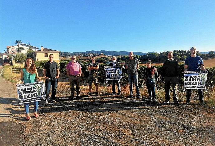 Representantes de Lezaun, Guesálaz y Yerri ayer en la localidad de Arizala.