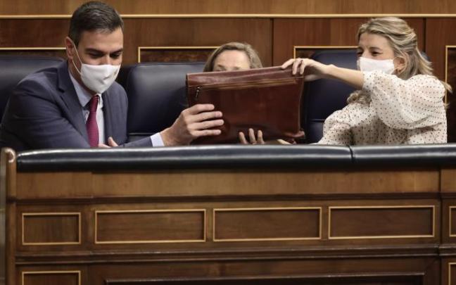 El presidente del Gobierno español, Pedro Sánchez, con la vicepresidenta Yolanda Díaz El presidente del Gobierno español, Pedro Sánchez, con la vicepresidenta Yolanda Díaz
