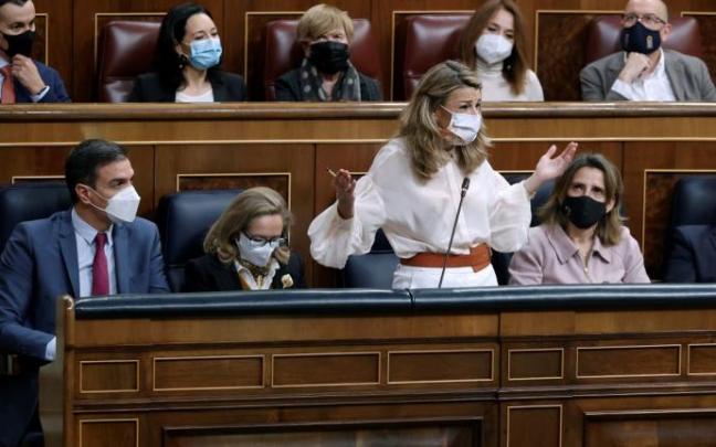Yolanda Díaz gesticula ante los insultos que le lanza Macarena Olona Yolanda Díaz gesticula ante los insultos que le lanza Macarena Olona