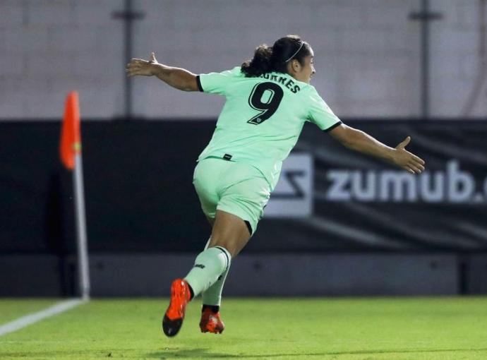 Yulema Corres celebra uno de sus dos goles al Valencia.