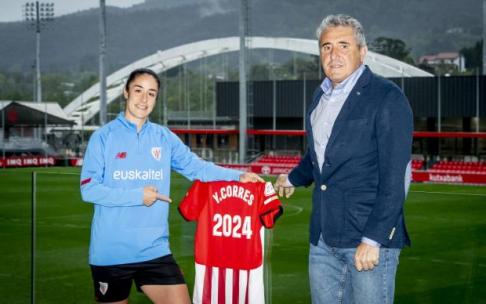 Yulema Corres posa junto a Joseba Agirre tras firmar el acuerdo de renovación.