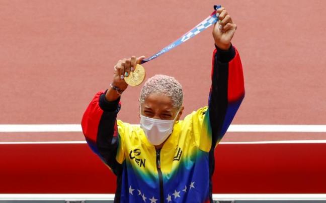 Yulimar Rojas posa con la medalla de oro durante la ceremonia de premiación del salto triple femenino. Yulimar Rojas posa con la medalla de oro durante la ceremonia de premiación del salto triple femenino.