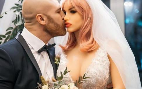 El fisicoculturista acompañado de Margo, el día de la boda. El fisicoculturista acompañado de Margo, el día de la boda.