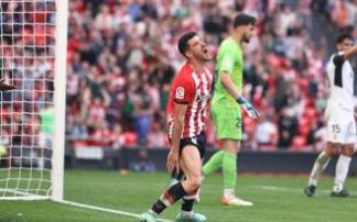 Yuri Berchiche se lamenta en el área del Valencia tras reclamar penalti.