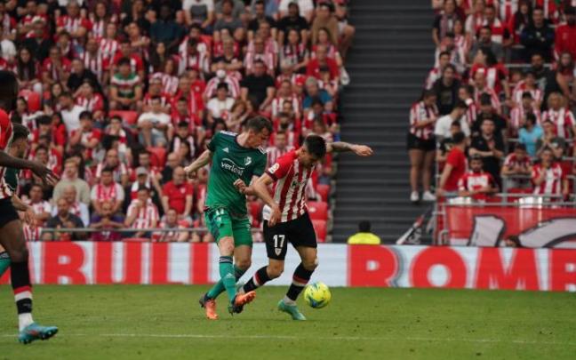 Yuri Berchiche, en un lance del partido ante Osasuna. Yuri Berchiche, en un lance del partido ante Osasuna.