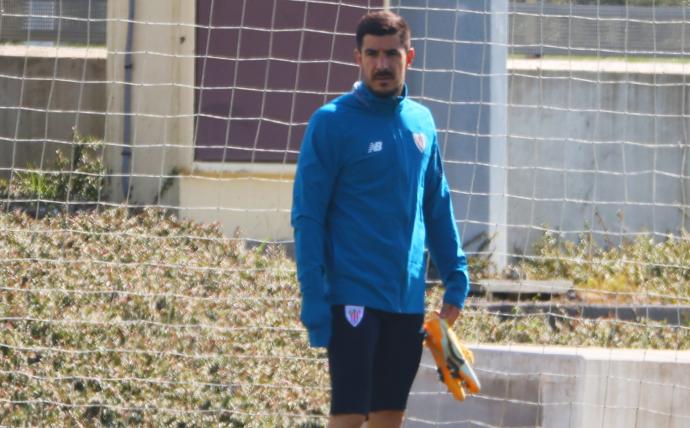 Yuri Berchiche, en un entrenamiento en Lezama.